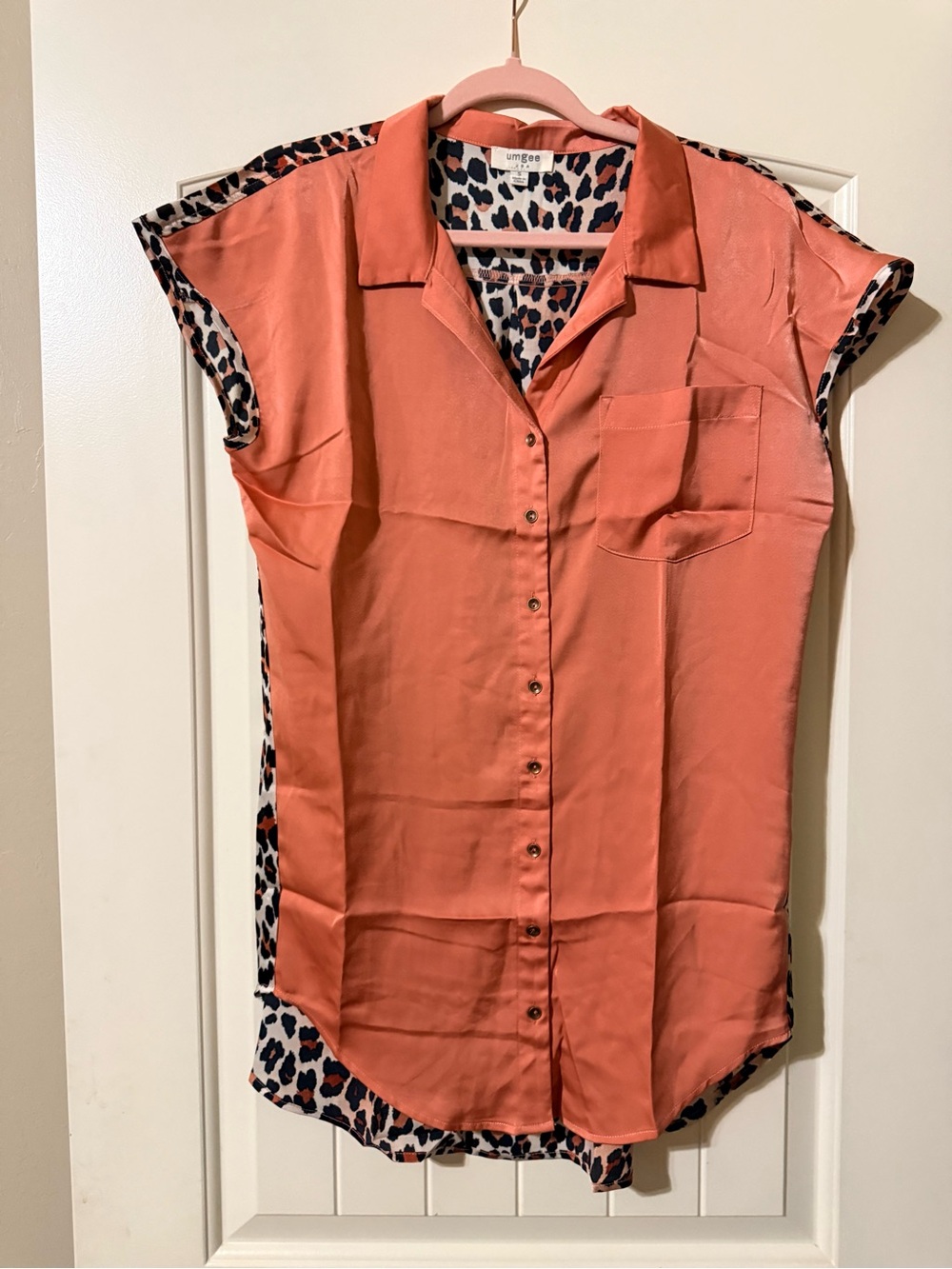 UMGEE Coral Button-Front Cap Sleeve Blouse with Leopard Trim NWOT